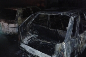 Incêndio em anexo consome dois carros